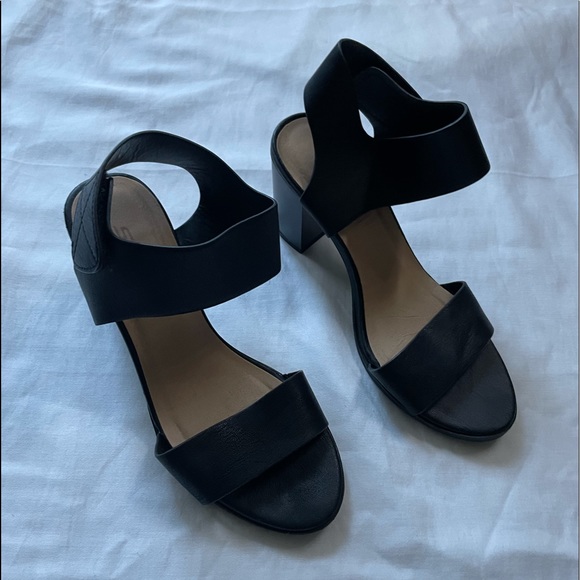 SODA BLACK STRAPPED CASUAL HEELS - Picture 3 of 8